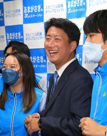 初当選を確実にし支援者らと喜ぶ松本真氏（中央）＝２０日夜、尼崎市七松町３（撮影・斎藤雅志）