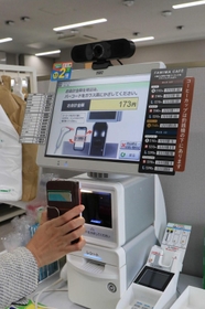 無人のレジの前に立つと、支払総額が自動表示される（撮影・斎藤雅志）