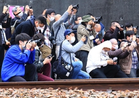 車両にカメラを向ける参加者＝猪名川町松尾台１（撮影・斎藤雅志）