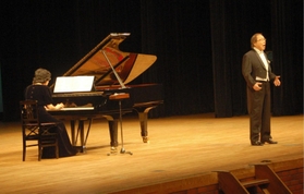 美しい歌声を響かせ、県立尼崎西高校の６０周年を祝うテノール歌手田中公道さん＝あましんアルカイックホール