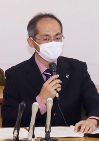 ＵＳＢメモリー紛失事案の調査報告をする小林孝史委員長＝尼崎市東七松町１