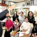 合唱の練習に励むメンバーら＝芦屋市大原町