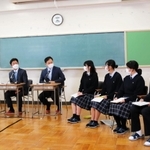 尼崎市長選を前に高校生の市政に関する質問に答える立候補予定者ら＝尼崎市長洲中通２、尼崎小田高校