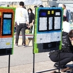 ペットボトルのふたで作った「阪神電車」＝尼崎市北城内、阪神電車尼崎車庫