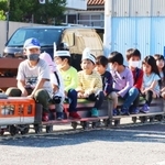 ミニ阪神電車に乗って楽しむ子どもたち＝尼崎市北城内、阪神電車尼崎車庫