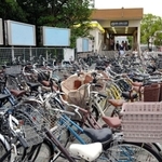 放置自転車であふれていた阪急武庫之荘駅前＝２０１４年、尼崎市武庫之荘１
