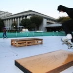夕刻、簡易のスケートボード場で滑走を楽しむ人たち＝尼崎市西長洲町１