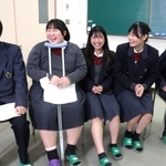 「尼崎市長選ミーティング」を終えて談笑する生徒５人＝尼崎市北大物町、兵庫県立尼崎高校