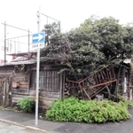 尼崎市が撤去した空き家の一つ（市提供）