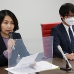 芦屋市議会事務局長らにハラスメントを受けたとして会見を行った孝岡知子議員（左）＝神戸芸術センター、神戸市中央区熊内橋通７