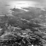 多くの工場からわき出る煙で覆われる尼崎工業地帯＝１９７０年１０月３０日