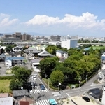 水がよどみ「ごみの川」となっていた大物川を埋め立てた緑地＝２０２０年７月、尼崎市東本町
