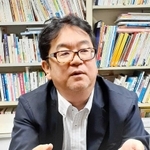 ネット依存の危うさを話す竹内和雄准教授＝兵庫県立大学