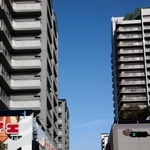 高層住宅の間に伸びるアミング潮江のショッピングモール＝尼崎市潮江１