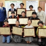 動画作成に協力し、尼崎北署長から感謝状を贈られた出演者やスタッフ＝４日、尼崎北署（尼崎市提供）