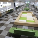 教育や子育ての部署がある２階フロア。キッズスペースも備えた＝伊丹市千僧１（撮影・斎藤雅志）