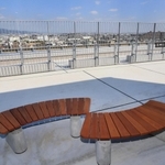 飛行機の離陸を見学できる展望デッキ＝伊丹市千僧１