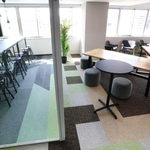 開放感にこだわった会議室＝伊丹市千僧１