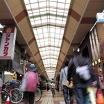 「モンテーニュ通り」と名付けられた立花商店街＝尼崎市立花町４