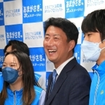 初当選を確実にし支援者らと喜ぶ松本真氏（中央）＝２０日夜、尼崎市七松町３（撮影・斎藤雅志）