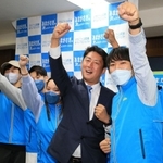 初当選を確実にして支援者らと喜ぶ松本真氏（中央）＝２０日夜、尼崎市七松町３（撮影・斎藤雅志）