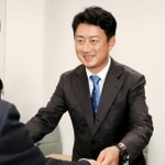１２年ぶりに新人同士の一騎打ちとなった兵庫県尼崎市長選から一夜明けた２１日、初当選を果たした前市教育長の松本真（しん）氏（４３）が市選挙管理委員会から当選証書を受け取った。松本氏はその後、報道陣の取材に応じ「改めて、身の引き締まる思いだ。堅実に行政を運営し、市民の期待に応えていきたい」と抱負を語った。１２月２日に初登庁する予定。（広畑千春）