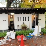 撤去工事が進む鷲林寺のトイレ。市の都市景観賞を受賞したものだったが…（提供）