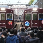 歴代のヘッドマークなどで飾られた車両を撮影する人たち＝猪名川町松尾台１（撮影・斎藤雅志）