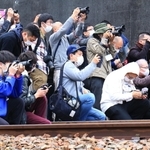 車両にカメラを向ける参加者＝猪名川町松尾台１（撮影・斎藤雅志）