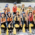 修学旅行のラフティング体験で笑顔を見せる堂安律（前列中央）＝尼崎市立小田南中学校卒業アルバムより
