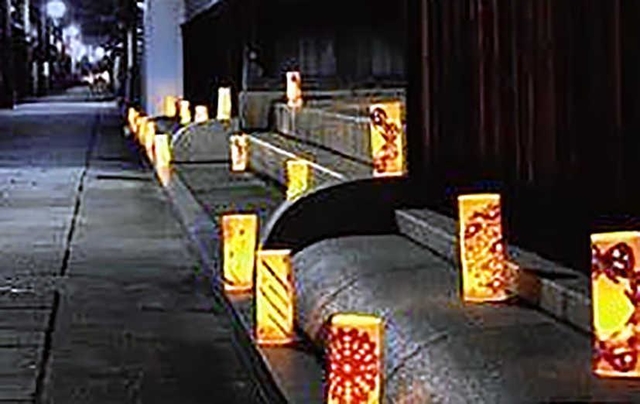 子どもたちが手作りした灯籠はライトアップされ、寺町に並べられる（提供）