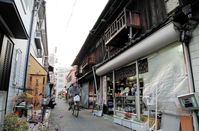 昭和の雰囲気が残る商店街＝尼崎市塚口本町１