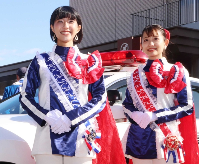 交通安全宣言をした御手洗菜々さん（左）と阪上雅日さん＝宝塚市末広町