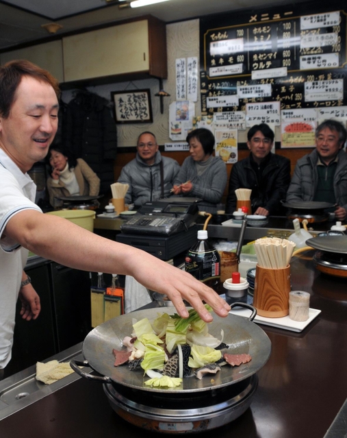 堂安選手の行きつけのホルモン鍋店「やすもり」＝尼崎市神田中通３
