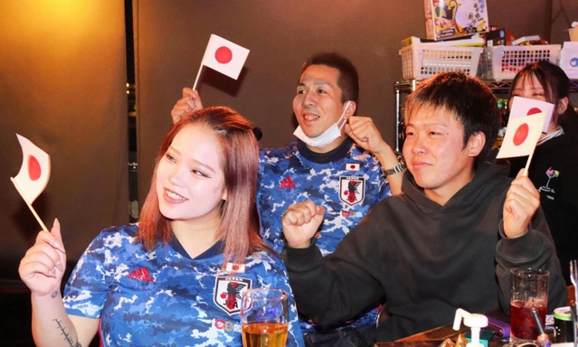 固唾をのんで激戦を見守る地元の人々＝尼崎市武庫之荘１
