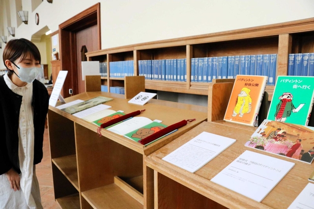 松岡さんが翻訳した「くまのパディントン」シリーズについて紹介する展示＝西宮市岡田山