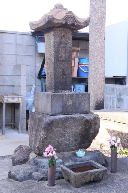 善通寺に伝わる秦武文の墓＝尼崎市寺町