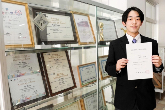 第３種電気主任技術者試験に合格した木村歩輝さん＝尼崎市口田中２、尼崎双星高校