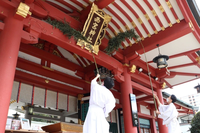 神社のほこりやよごれをササで払って掃除をする「すす払い」の様子＝西宮神社