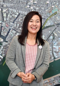 育児と仕事の両立などについて話す尼崎市の稲村和美市長＝２０１６年１-０月２１日、尼崎市役所東七松町１、尼崎市役所