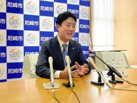 堂安律選手の活躍を祝う、尼崎市の松本真市長＝尼崎市役所