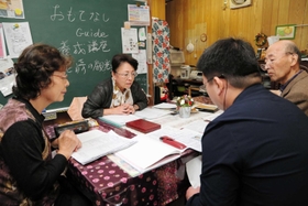 外国人観光客をおもてなししようと開いている英会話教室＝尼崎市塚口本町１