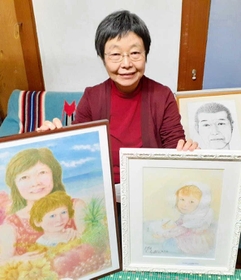 星野文昭さんが描いた絵画と「婦人民主クラブ」阪神読者会・たんぽぽの会の山本美知子代表＝西宮市中浜町