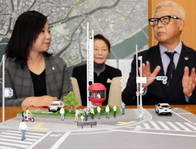 交通安全祈念塔のジオラマ模型。尼崎南交通安全協会から尼崎市へ寄贈された＝尼崎市役所