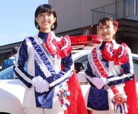 交通安全宣言をした御手洗菜々さん（左）と阪上雅日さん＝宝塚市末広町