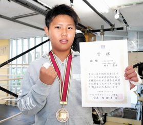 全日本ＵＪボクシング王座決定戦で優勝した井上恵吾君＝西宮ＮＥＯボクシングジム