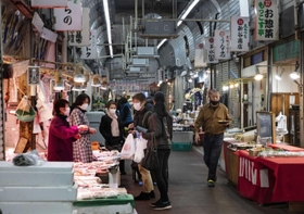堂安選手の生まれ育った尼崎市杭瀬の中市場。古く重厚なアーケードの下に数多くの店舗が軒を連ねる。気さくな下町の雰囲気を愛する近隣住民は多い。
