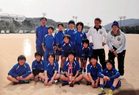 少年時代の堂安律選手（前列右から２人目・提供）
