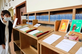 松岡さんが翻訳した「くまのパディントン」シリーズについて紹介する展示＝西宮市岡田山
