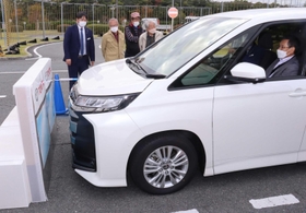 障害物を感知して寸前で止まるサポカー＝甲子園自動車教習所